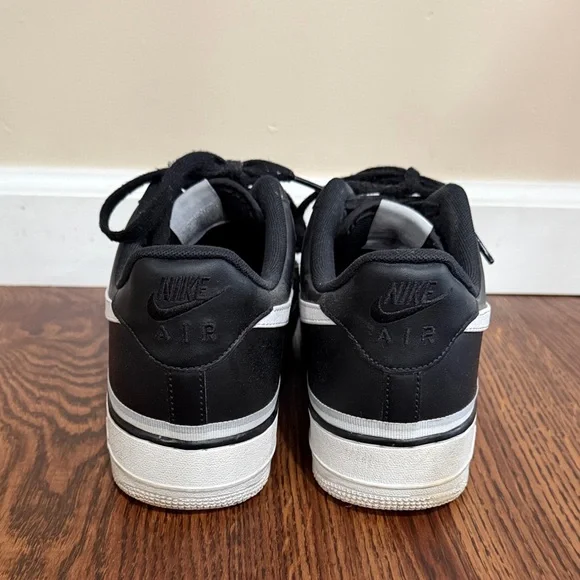 Nike Black and White Low-Top Sneakers - Picture 4 of 4